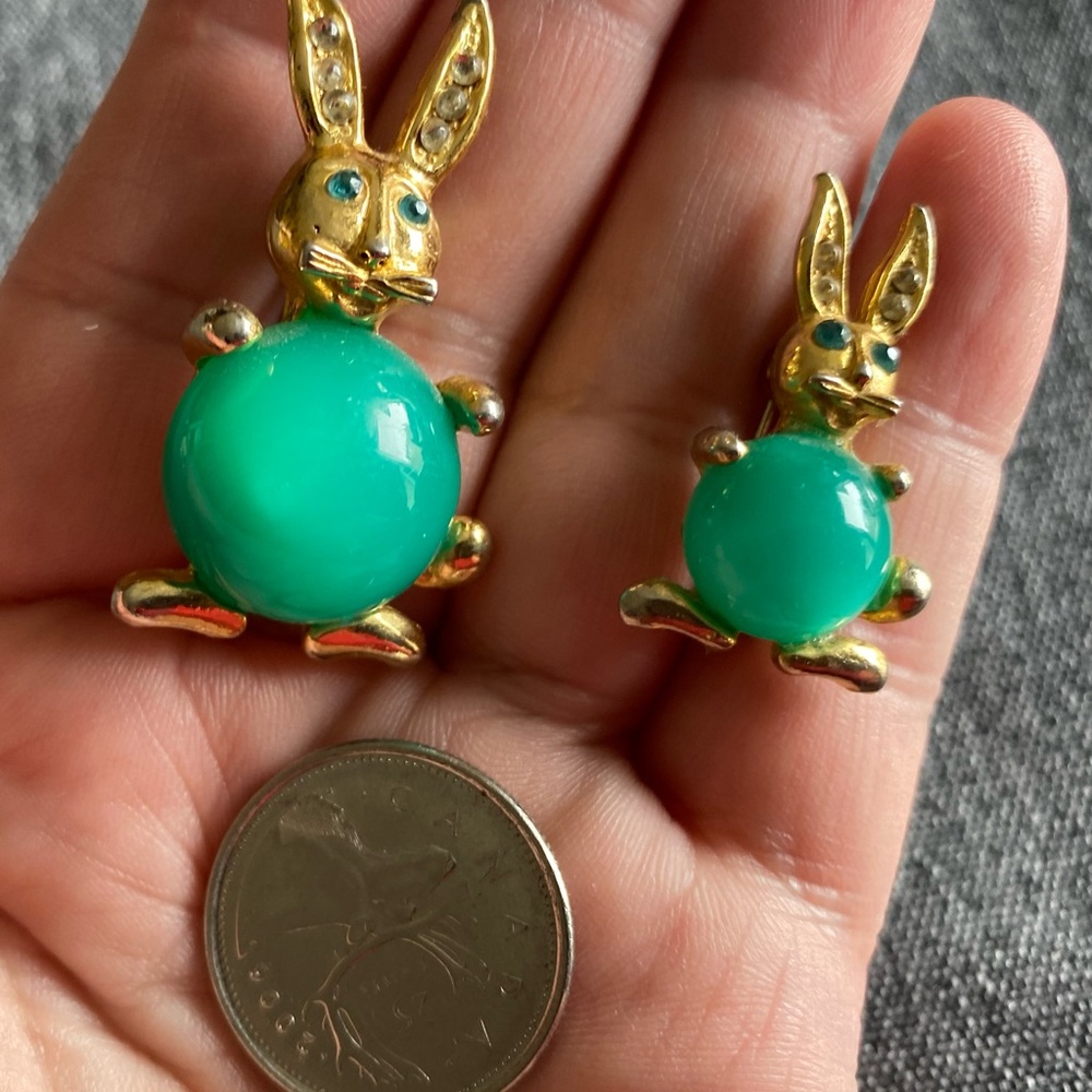 Vintage Jelly Belly Green Moonglow Lucite Rabbits Set